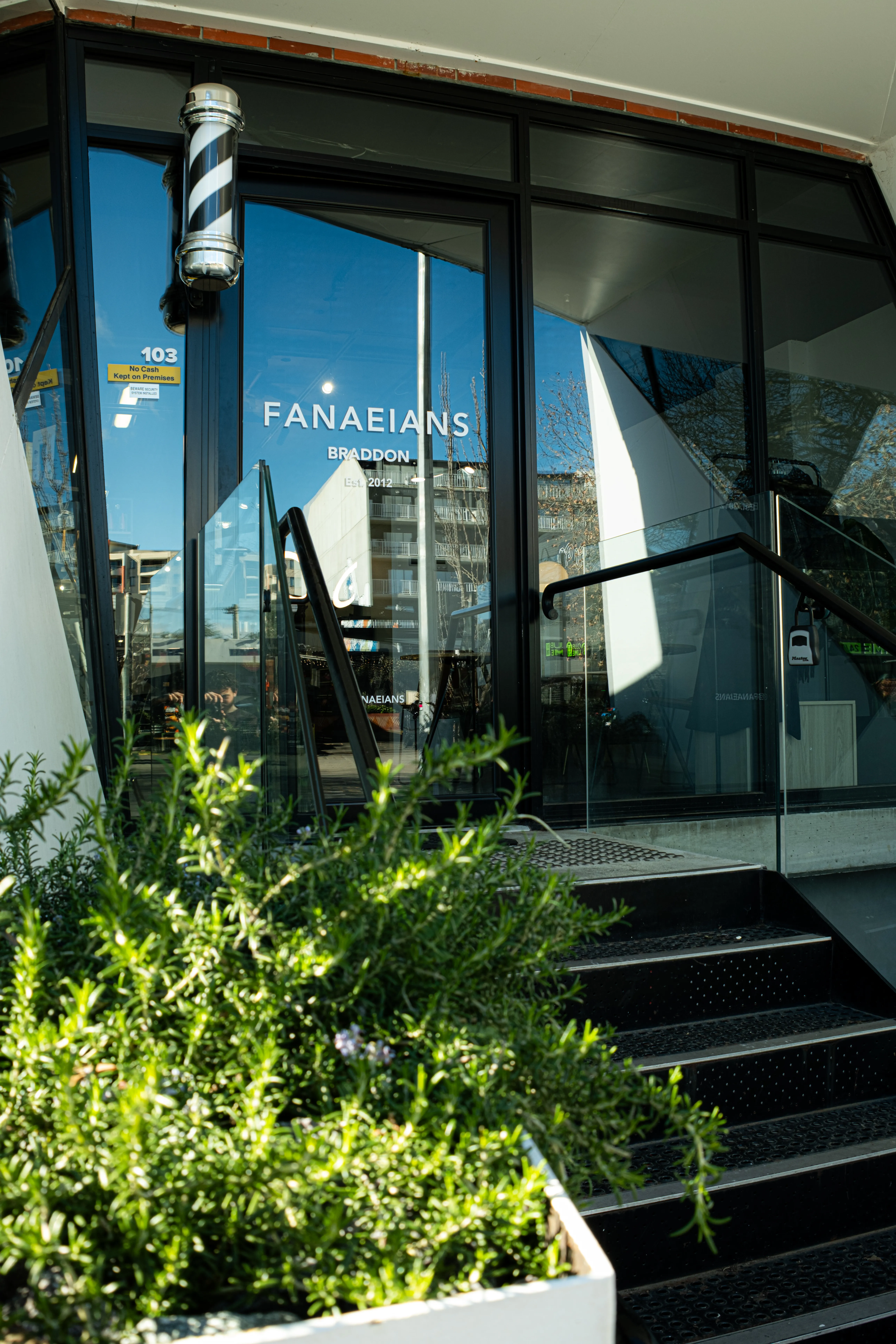 FANAEIANS barber at work
